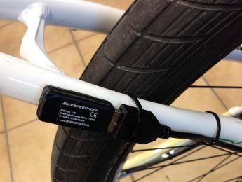 8. Befestigen Sie die Buchse des bikespeed-kabelsatzes an der gewünschten Stelle an Ihrem Fahrrad. Benutzen Sie z.b. Kabelbinder, um die Buchse und das Kabel zu befestigen.
