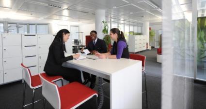 Die neuen Büroräume bedeuten Veränderungen und bieten gleichzeitig neue Möglichkeiten. Wir beraten Sie gerne über Maßnahmen wie z.b.. optimales Sitzen am Arbeitsplatz, Aktivierungs- und Entspannungs- maßnahmen sowie Teambildungs-maßnahmen im Siemens Office.