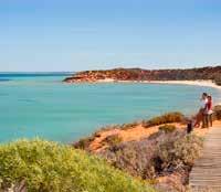 Das Gebiet zwischen Westaustraliens Metropole Perth und Darwin, der Hauptstadt des Northern Territory, bietet spektakuläre Landschaften und beeindruckende Naturphänomene wie die Pinnacles, den