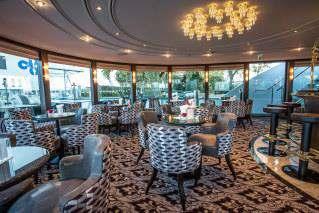 Von der Eingangshalle gelangt man in die modische Lounge mit Panorama-Bar, an der man abends einen Drink geniessen kann.