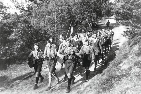 1 Abkochen Foto aus Osnabrück von 1922 Viele Jugendliche der Weimarer Zeit waren angezogen von Jugendgruppen, die Fahrten und Zeltlager organisierten, miteinander musizierten und von einem