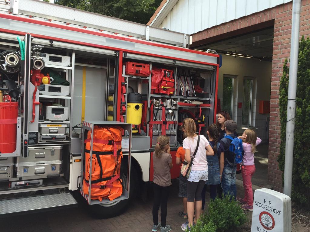 Newsletter der FF Stockelsdorf 03-2016 August 2016 19.08.2016 Ferienkinder zu Besuch bei der Feuerwehr Am 19. August 2016 besuchten wieder einmal zahlreiche Schulkinder die Freiwillige Feuerwehr.