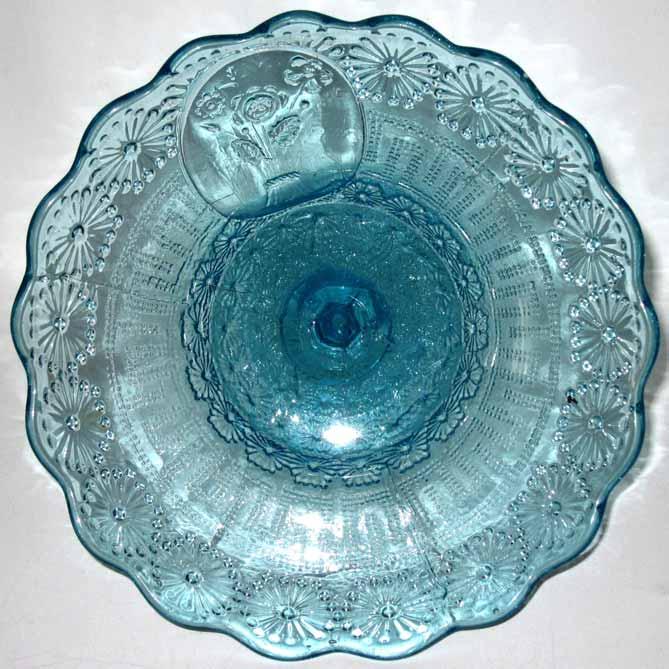 Abb. 2009-4/276 (Maßstab ca. 85 %) Zuckerschale, Rosetten mit 18 Punkten, Mäander mit Reihen von 2 Perlen, Oval mit Blumenstrauß blaues Pressglas, H 10,7 cm, D 19,3 cm Sammlg.