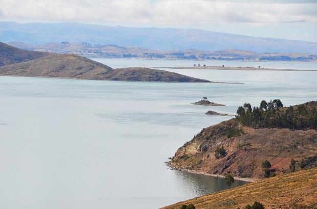 Folien 11 und 12 Titicacasee Der Titicacasee liegt auf 3800m. Er ist der höchstgelegene See, der kommerziell schiffbar ist und gleichzeitig der grösste Hochlandsee.