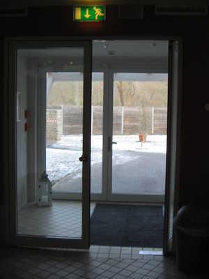 Die Tür gehört zu: Weg Umkleide, WC und Dusche, Weg im Solebad zur Sauna Lichte Breite des Durchgangs: 80 cm Die Tür wird ohne eigenen Kraftaufwand (Drücker, Lichtschranke, Bewegungsmelder etc.