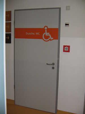 Behinderten-WC mit Dusche WC Durchgang zur Dusche Der