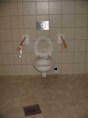 Öffentliches WC Saunabereich WC Tür im Saunabereich WC Sauna Waschbecken und Spiegel WC und Waschbecken Die
