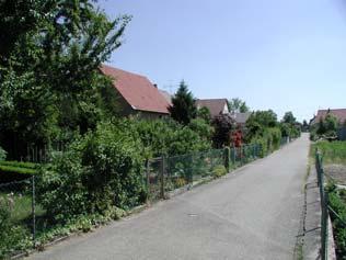 Friedhof: Der Friedhof der Gemeinde umfasste einst nur den Bereich zwischen Kirche und nördlichem Etterweg in doppelter Breite der sonstigen