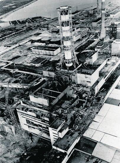 Abb. 03 Der havarierte Block 4 des Kernkraftwerks Tschernobyl nach dem Unfall aus südwestlicher Sicht Gründen auf unter 1 % der Nennleistung.