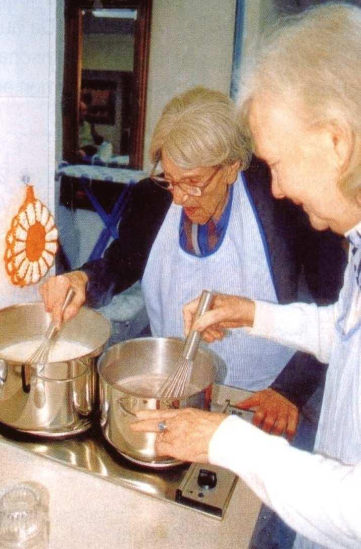 Kennzeichen der ambulanten Pflegewohngruppe Spezifisches Angebot für ältere Menschen Pflege und Betreuung auch für schwer