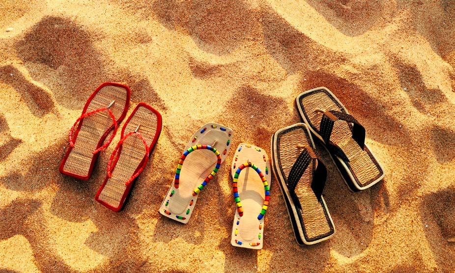 Glaube & Leben Schuhe am Strand Welche Momente nehmen Sie mit in Ihren Alltag? Wo sind sie hin, die drei?
