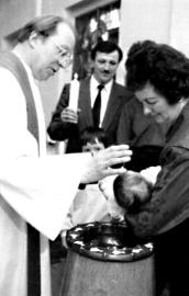 Seite 3 mittendrin, September/Oktober 2002 Was versprechen Eltern und Paten bei der Taufe ihres Kindes?