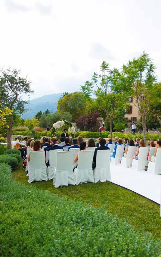 BEREICHE UND LOCATIONS Vorgarten Sa Clastra Hotel Innenhof Olivera Terrasse Der Vorgarten bietet ein unvergessliches Panorama für eine Hochzeitszeremonie mit Blick auf die eindrucksvolle