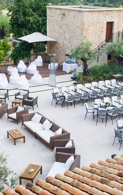 Schlechtwetter-Alternative Von der Terrasse des Restaurants Olivera genießen Sie die Aussicht über den Schlossrasen und den Swimmingpool: ein idealer Ort für ein Galadinner oder ein