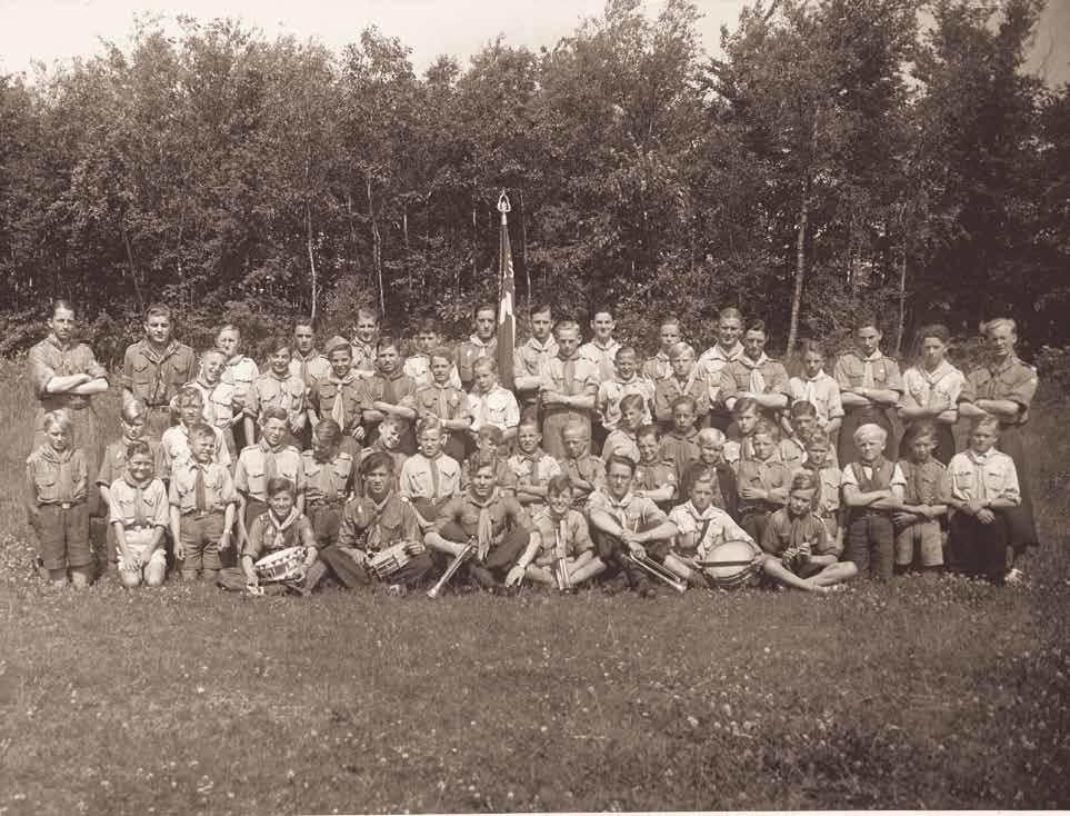 14 (hintere Reihe, 5. von rechts) 1943 bei einem Ausflug mit einer christlichen Jugendorganisation auf der Skal Plantage.