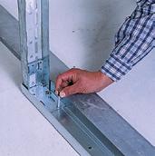 3 An Türöffnungen CWänderprofile bzw. Holzständer anordnen (Länge um ca. 40 mm gekürzt).