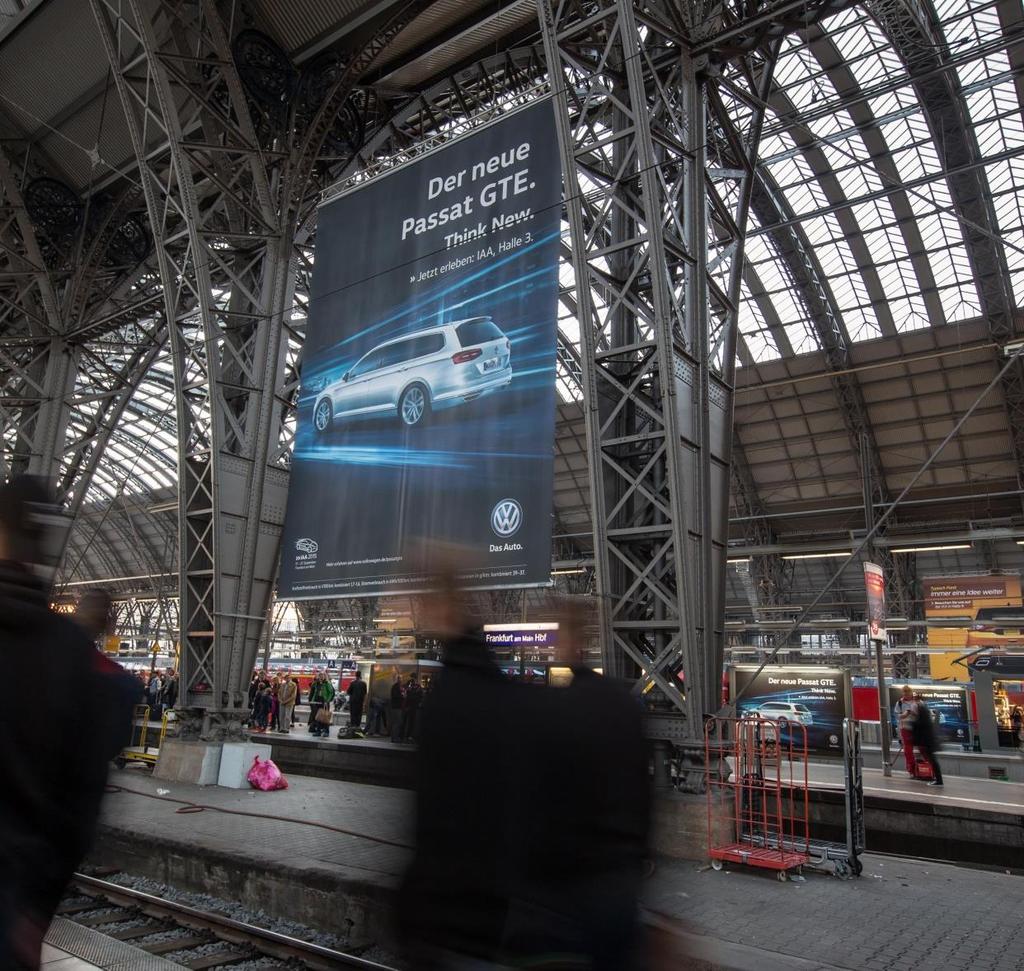 Bahnhofsangebot Frankfurt Hauptbahnhof Aktion: Die Kombination von mehreren Big Bannern erzeugt eine dominante Markenpräsenz im hochfrequentierten Bahnhofsumfeld.