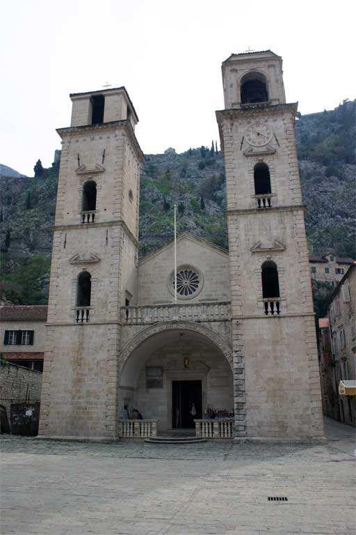 Die Stadt Kotor steht als Weltkulturerbe unter dem Schutz der UNESCO und immerwieder erobert die kleine Stadt ihre Besucher mit ihrem Charm und den engen Gassen und