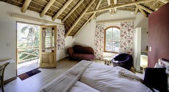 Die Zimmer im GuBas De Hoek meet, eat, sleep werden auf natürliche Weise durch hohe Decken und einen Ventilator gekühlt.