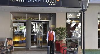 - - Enterfnung Hollow on the Square - CTICC: 500m = 10 Minuten Townhouse Hotel Inkludiert: Frühstück Im Zentrum Kapstadts, nahe dem Parlament gelegen, bietet das Hotel den perfekten Ausgangsort für