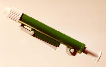 Pipettiergerät zum gefahrlosen pipettieren mit allen handelsüblichen Pipetten mit Ablaufventil ausgestattet