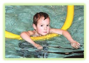 SCHWIMMEN SCHWIMMKURSE FÜR KINDER AB 6 JAHREN Schwimmen zu können ist für Kinder eine wunderbare Erfahrung, die Körperwahrnehmung und Selbstbewusstsein stärkt und ihren Freiraum mit viel Freude