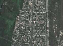 Figura 14: Vedere aeriană a unui cartier cu clădiri înalte (stânga) / cu case (dreapta) Acest fapt afectează mobilitatea în Chişinău, definind rolul transportului public: structura restrânsă a