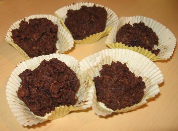 7. Muffins+Waffeln: 7.7. Kokos-Schokoladen-Muffins 2 Eier 50 g Butter 80 g dunkle Schokolade (85%) 150 g Kokosstreusel 1/2 Tl Süßstoff Etw.