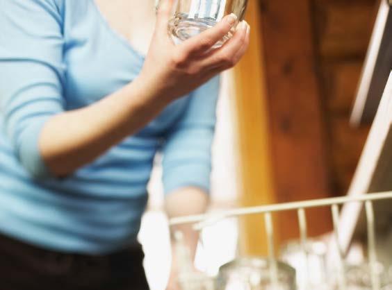 Sparen beim Spülen Hände weg vom Geschirr. Überlassen Sie dreckige Teller und Gläser dem Spezialisten im Haus.