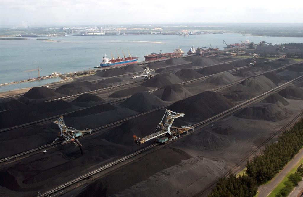 Südafrika: Strommix aktuell Fossile Energie: Ca. 93% aus Kohlekraftwerken 5. größter Kohleproduzent Export nach Japan, Spanien und Deutschland Überkapazitäten extrem geringer Preis Hohe Nachfrage, v.