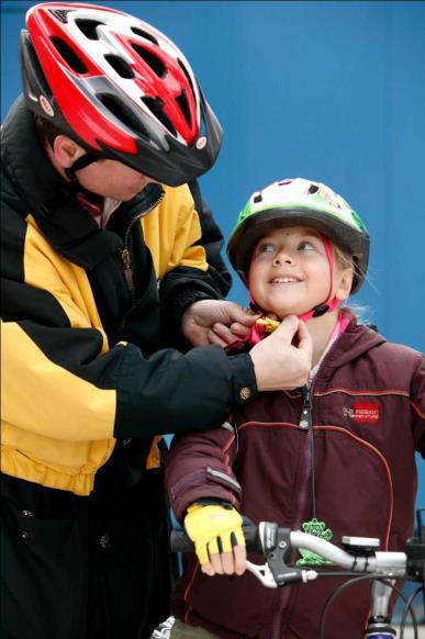 Bilanz ein Jahr nach nach Einführung der Radhelmpflicht Kinder unter 12 Jahre Anstieg der Helmtragequote von 65 auf 86 Prozent Reduktion