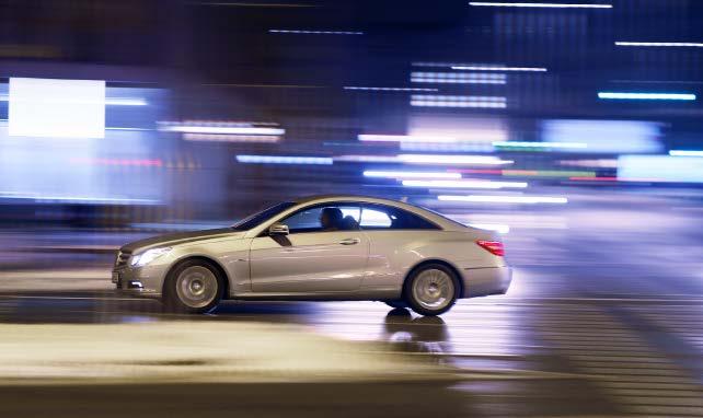 Was passiert nun, wenn Sie bei einer Verschlusszeit von zum Beispiel 30 Sekunden ein fahrendes Auto fotografieren?