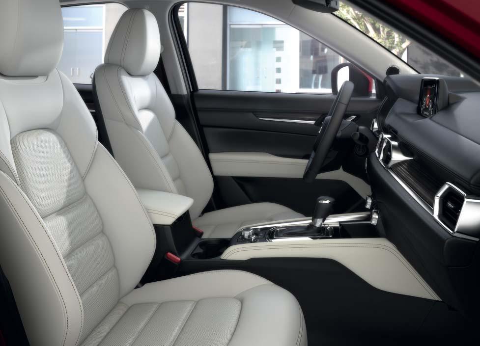 Die Abbildung zeigt einen Mazda CX-5 Sports-Line mit werkseitig optionalen Ledersitzen in weiß und Technik-Paket.