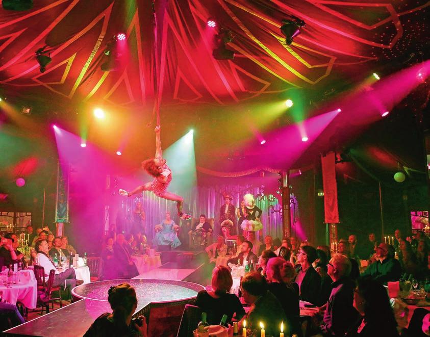 BAMBI-VERLEIHUNG Ausgezeichnete Leistung Vor gut 800 Gästen wurden im Stage Theater am Potsdamer Platz viele Stars geehrt, darunter Robbie Williams,