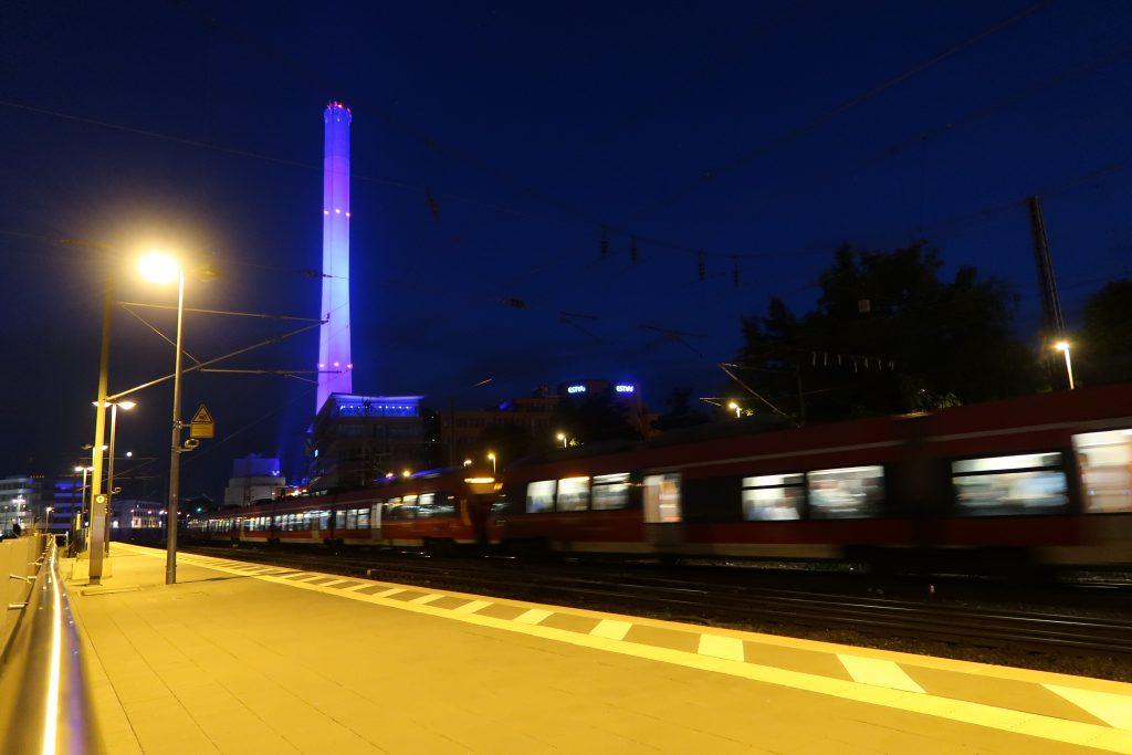 Der hell erleuchtete Schornstein der Erlanger Stadtwerke