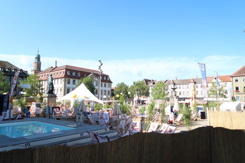 Stadtstrand am Schlossplatz im Sommer 09132-7209616
