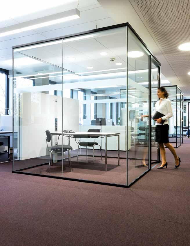 Diskretion bei maximaler Transparenz und Offenheit. Der Ganzglaskubus ermöglicht transparente Rückzugsorte in weitläufigen Büroräumen.
