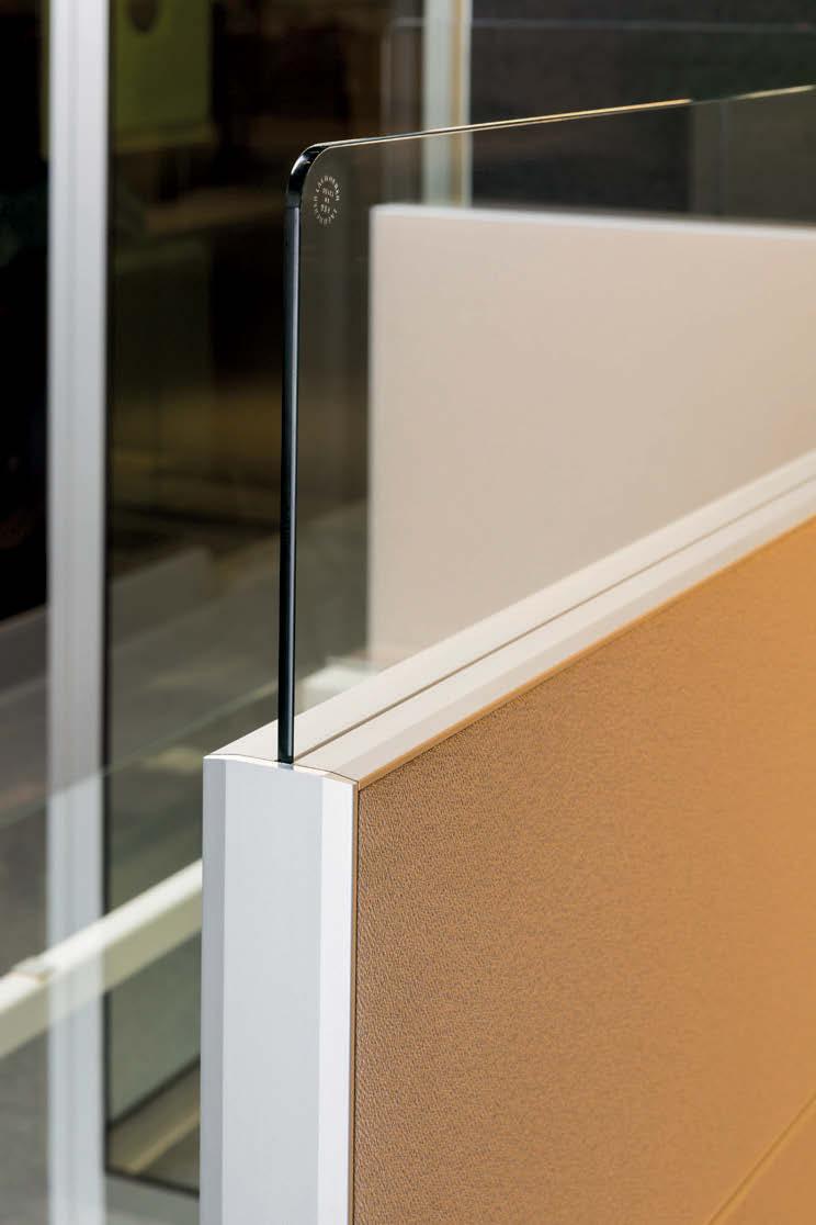 AOS STELLWÄNDE MIT INTEGRIERTEM GLASAUFSATZ Die raumakustische Gestaltung von Büroflächen stellt hohe Anforderungen an das Einrichtungskonzept und die eingesetzten Systeme.