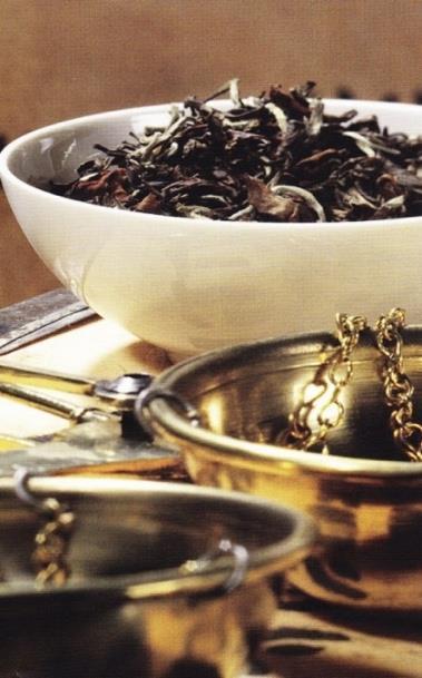 5 Schwarztee Indien, Anbaugebiet Darjeeling Darjeeling-Tee hat ein besonders blumiges Aroma. Die ersten Pflückungen schmecken sehr zart, die zweite Pflückung wird etwas kräftiger und aromatischer.