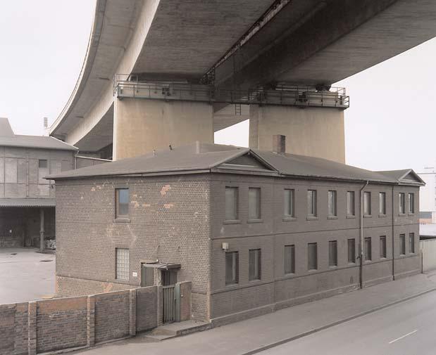 Jörn Vanhöfen: Duisburg, 2004, Fotografie Das Haus unter der Brücke ist mehr als ein metaphorisches Sinnbild für die Duisburger Stadtkultur und ihre Geschichte.