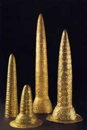 1: Die vier Goldhüte aus Schifferstadt, Avanton, Ezelsdorf und Berlin, gefunden 1835, 1844, 1953 und 1996, entstanden jeweils ca. 1000 v. Chr.