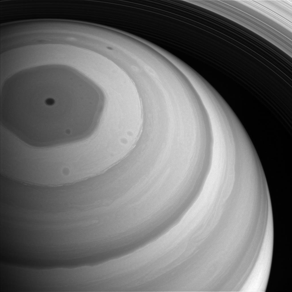 Der Hexagon Jet-Strom Saturn erscheint dunkler in Regionen mit weniger dichter