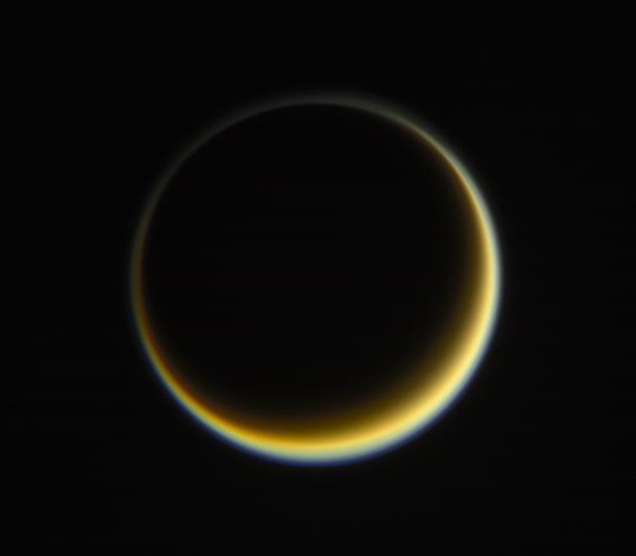Titan im Gegenlicht Das Sonnenlicht wird in der dichten