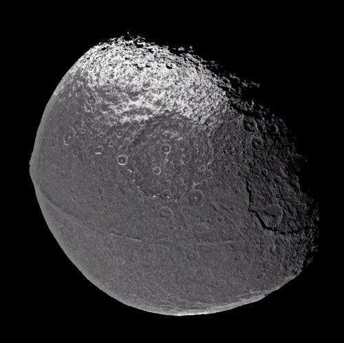 Hyperion Iapetus d = 0,54 g/cm 3 poröses