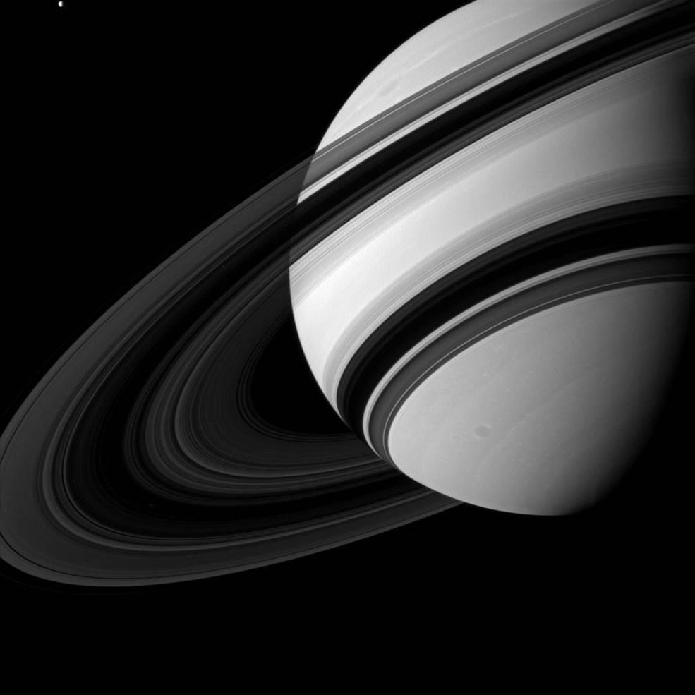 Saturn von der unbeleuchteten Ringseite