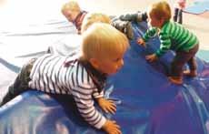 Mit Kleinkindern in Bewegung für Eltern und Kinder von 1 4 Jahren im kulturnverein Gerätelandschaften bauen, in denen die Kinder spielen, klettern, balancieren, schwingen und schaukeln können Spiele