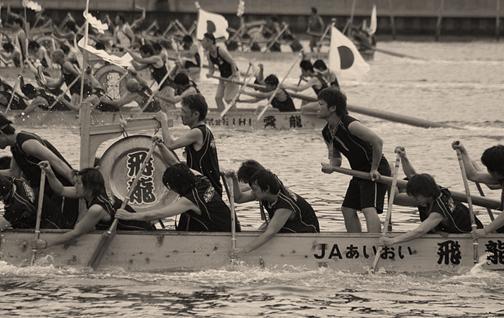 Mythos Drachenbootrennen Ein Drachenbootrennen ist ein traditionelles durch Mythen geprägtes historisches Event, das aus dem südlichen Zentral-China stammt.