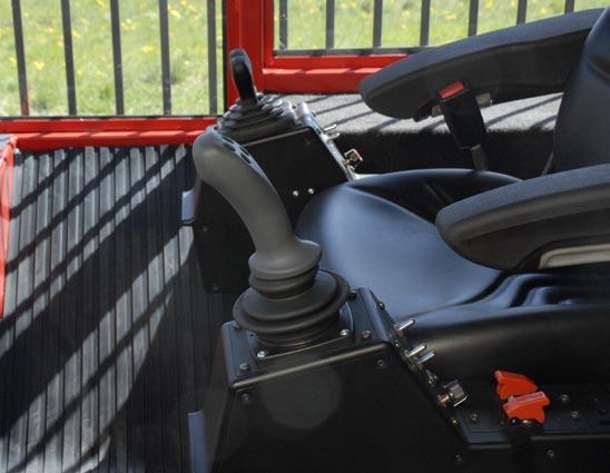 Für den Komfort des Fahrers ist der ergonomische Sitz mit Lendenwirbelstütze, Kopfstütze und Armlehne ausgestattet.