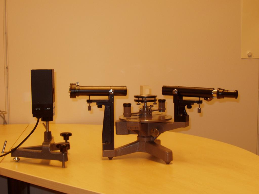 1 Optik Abbildung 1.5: Strahlengang durch ein Prismenspektrometer. Abbildung 1.6: Aufnahme eines Prismenspektralapparates. hutsam zu lo sen und ebenso wieder festzuziehen.