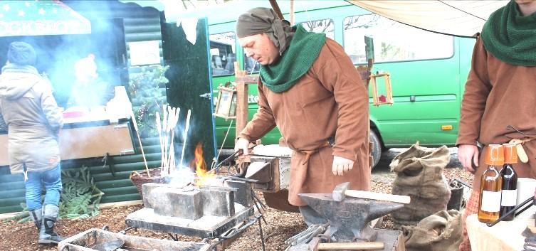 November findet der traditionelle Wintermarkt auf dem Gelände der Betriebsstätte Am Festtagsstimmung garantiert beim Weihnachtsmarkt im Fliednerdorf. Foto: Mühlenhof 150 statt.